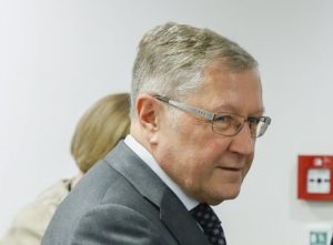 epa04806316 Klaus Regling, ESM managing director (L) and Greek Finance Minister Yanis Varoufakis (R) at the start of the European Stability Mechanism (ESM) Board of Governors, ahead of the Eurogroup Meeting of Finance ministers in Luxembourg, 18 June 2015. Greece denied that it would impose capital controls to stop cash from draining out of its banks, hours before key bailout talks between the near-bankrupt country and eurozone finance ministers. Athens and its creditors - the European Commission, the European Central Bank and the International Monetary Fund (IMF) - are struggling to agree on economic reforms that would free up the Greek bailout aid. EPA/JULIEN WARNAND